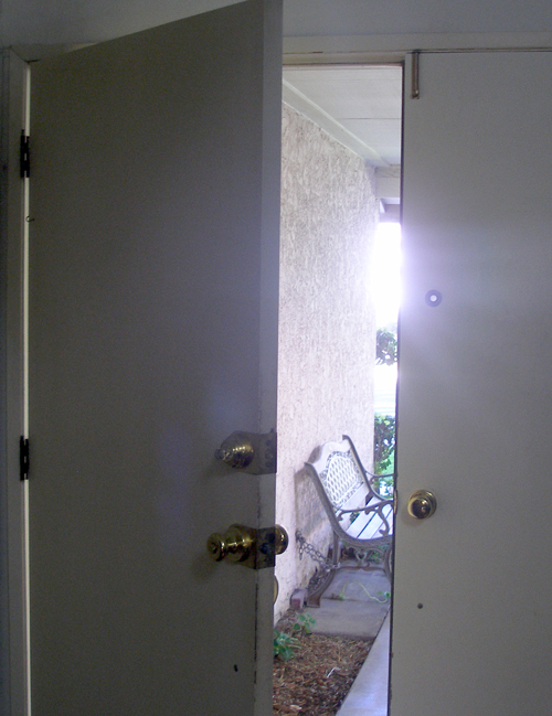 This image is the front door of my former house. The lighting on this photo amazed me.
